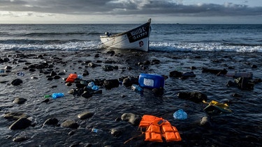 Ein Flüchtlingsboot an der Küste der Kanarischen Inseln. | Bild: dpa-Bildfunk/Javier Bauluz
