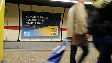 Krisendienst-Plakat in Münchner U-Bahn | Bild: picture alliance / SZ Photo | Stephan Rumpf