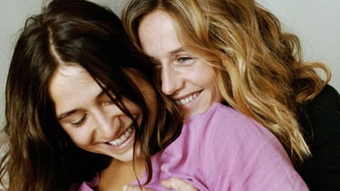 Delphine (Izïa Higelin) und Carole (Cécile de France, r) sind ineinander verliebt.
| Bild:  WDR/Alamode Film, honorarfrei 