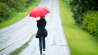 Frau mit Regenschirm | Bild: mauritius images / Image Source