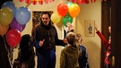 Auch Mike (Harry Blank) ist von der Willkommensparty für Kendra begeistert und feiert mit den Kindern. | Bild: BR/Marco Orlando Pichler