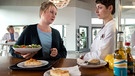 Ist Claudia Kühne (Katja Studt, links), etwa schwach geworden? Theresa Koshka (Katharina Nesytowa, rechts) überrascht die Diabetikerin in der Cafeteria. | Bild: ARD/Jens Ulrich Koch