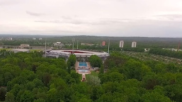 Das Max-Morlock-Stadion umgeben von Bäumen. | Bild: BR