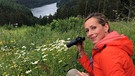 Der Wildnis-Trail durch den Nationalpark Eifel macht seinem Namen alle Ehre: Schmale Pfade schlängeln sich über 85 Kilometer durch dichte Wälder mit umgestürzten Bäumen, über sturmumtoste Höhen, vorbei an Bächen, Wildblumenwiesen und kleinen Dörfern. Tamina Kallert wandert die erste der vier Etappen durch die wilde Eifel, in der die Natur wieder Natur sein darf. | Bild: BR/WDR/Antje Baumgarten