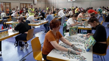 Puzzle-Wettbewerb in Köditzer Sporthalle. | Bild: BR