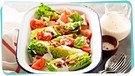 Salat mit geröstetem Speck in einer Emaillform | Bild: mauritius images / Elena Veselova / Alamy / Alamy Stock Photos / Montage: BR