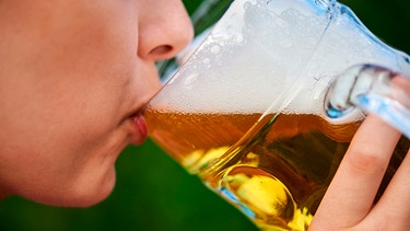Eine Frau trinkt eine Maß Radler im Biergarten | Bild: mauritius images / Thomas Söllner / Alamy / Alamy Stock Photos