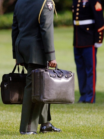 Ein US-Militärberater trägt den Atomplan des Präsidenten  | Bild: dpa/Abaca Douliery
