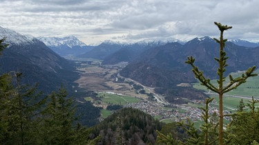 Frühlingswanderung zum Osterfeuerkopf bei Eschenlohe  | Bild: BR; Antonio Jung