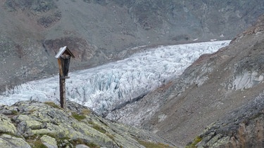 Verwegener Platz in wilder Gletscherlandschaft | Bild: BR; Georg Bayerle