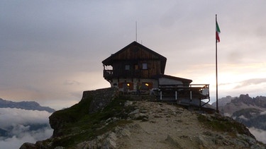 Gipfelschutzhaus mit 360-Grad-Panorama | Bild: BR; Andrea Zinnecker
