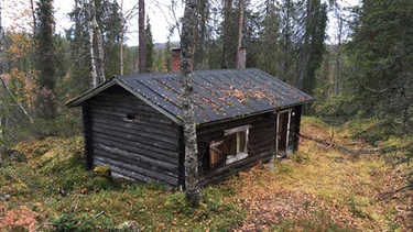 Elämänluukku: In Finnland darf eine Sauna natürlich nicht fehlen! Etwa 40 Meter vom Haus entfernt steht die Sauna, sie wird mit Holz befeuert und ist voll einsatzfähig. | Bild: BR/Petra Martin