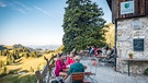 Drei Wanderer vor der Priener Hütte | Bild: Tourist Info Aschau i. Chiemgau & Chiemsee-Alpenland-Tourismus, Fotograf Thomas Kujat