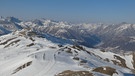 "Baitels" der Livigno Alpen: Tiefblick aufs Tal von Livigno inmitten der Berge | Bild: BR/Georg Bayerle
