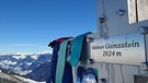 Kleiner Gamsstein: Am Gipfelkreuz werden wir mit einem 360-Grad-Panorama belohnt | Bild: BR/Ulrike Nikola