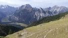 Indian Summer im Karwendel: Je höher man kommt, desto weitreichender wird die Aussicht. | Bild: Laura Geigenberger