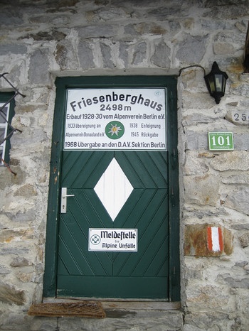 Friesenberghaus: Eingang zum Friesenberghaus | Bild: BR/Andrea Zinnecker