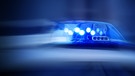 Blaulicht auf einem Polizeiauto in dunkler Umgebung. | Bild: stock.adobe.com/pattilabelle