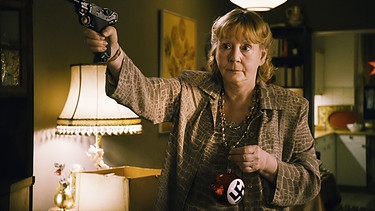 Die sture Großmutter (Christine Schorn) möchte nicht, dass der mit Nazi-Schmuck dekorierte Weihnachtsbaum umgestaltet wird. | Bild: BR/ Telepool