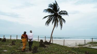 Amma und Appa bei einem nachdenklichen Spaziergang am Strand in Indien. | Bild: BR/HFF