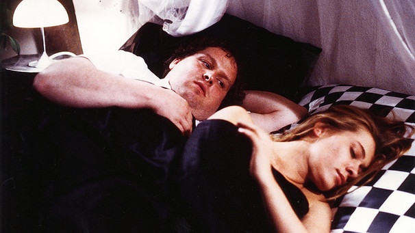 Der Sir liegt neben der schlafenden Gräfin im Bett. | Bild: BR/Tellux-Film