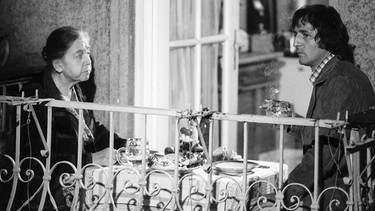 Zum letzten Mal sitzt Oma Häusler (Therese Giehse, links) mit ihrem Enkel Tscharli (Günther Maria Halmer) auf dem Balkon ihrer alten Wohnung. Auf sie wartet ein Zimmer im Altenheim, auf Tscharli ein winziges Appartement in Schwabing. | Bild: BR/Intertel Television GmbH