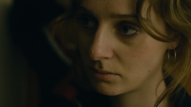 Mia (Julia Windischbauer) wird von der anderen Mutter Moni konfrontiert. | Bild: allergikerfilm/Felix Pflieger