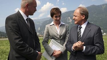 Der Schweizer Bundespräsident Kater (Bruno Ganz, rechts), seine Assistentin Dr. Bässler (Christiane Paul) und Pfiff (Ulrich Tukur) | Bild: ARD Degeto