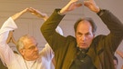 Yoga mit Langhammer (Bernhard Schütz, links) und Kluftinger (Herbert Knaup, rechts). | Bild: BR/ARD Degeto/Hendrik Heiden