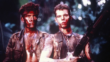 Die Soldaten Chris (Charlie Sheen, links) und Bunny (Kevin Dillon) lernen im Krieg das blutige Handwerk des Tötens. | Bild: ARD Degeto/Hemdale Film