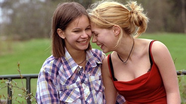 Elin (Alexandra Dahlström, re.) und Agnes (Rebecka Liljeberg) leben in dem kleinen schwedischen Ort Åmål. | Bild: rbb/Salzgeber