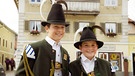 12.000 Gebirgsschützen gibt es heute in Bayern. Zwei der Jüngsten sind der 13jährige Seppl Hinterholzer und der 12jährige Andreas Haltmaier, beide von der Gebirgsschützenkompanie Waakirchen. | Bild: BR/Photographisches Atelier Silbernagl