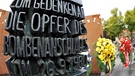 Kränze zum Gedenken zum 30. Jahrestag des Oktoberfest-Attentats stehen am 26.09.2010 in München am Mahnmahl zum Oktoberfest-Attentat vom 26. September 1980. | Bild: dpa-Bildfunk