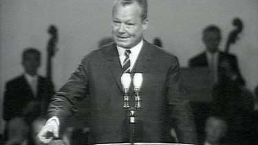 Auf der IFA wird der rote Knopf von Willy Brandt gedrückt. Start für das Farbfernsehen. | Bild: BR/Archiv