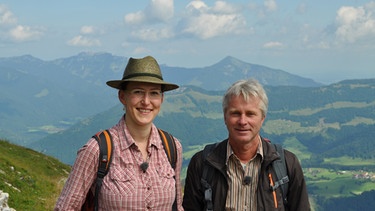 Martina Schwarzmann (links) und Werner Schmidbauer am Unterberghorn (1873 m) in Kössen, Tirol, Österreich. | Bild: BR/Werner Schmidbauer