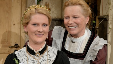 Von links: Braut Franzi (Kristina Helfrich) und die Magd Traudl (Mona Freiberg) - im echten Leben Mutter und Tochter! | Bild: BR/Julia Müller