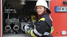 Vera (Sybille Waury) ist für die Feuerwehrprüfung bestens vorbereitet. | Bild: BR/Marco Orlando Pichler