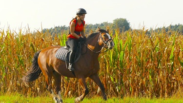 Anna fühlt sich auf dem Rücken ihres Pferdes in der Natur frei und glücklich. | Bild: BR/Text und Bild Medienproduktion GmbH & Co. KG