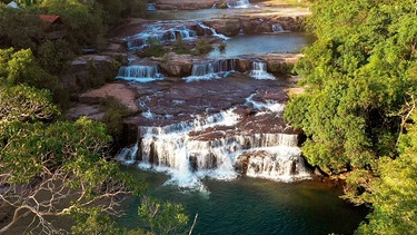 Aus dem Osten fließt besonders viel Wasser in das Pantanal. Es muss dabei zahlreiche Wasserfälle und Kaskaden überwinden. | Bild: NDR/DocLights GmbH/coraxfilm GmbH
