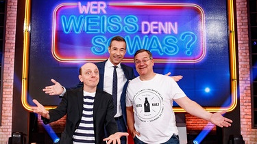 Moderator Kai Pflaume (Mitte) und seine Rateteam-Kapitäne Bernhard Hoëcker (links) und Elton. | Bild: BR/NDR/Morris Mac Matzen