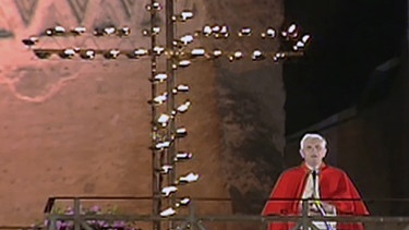 Papst Benedikt XVI. betet den Kreuzweg im Kolosseum in Rom (2006). | Bild: BR