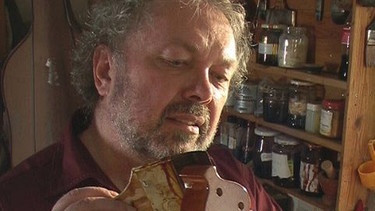 Wie kann ein Instrument aus dem 14. Jahrhundert rekonstruiert werden, von dem uns keines erhalten geblieben ist? Der Geigenbauer Walter Waidosch aus Niederbayern hat sich dieser Aufgabe angenommen. | Bild: Bild: BR
