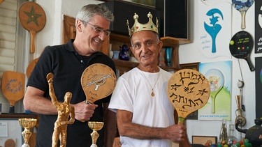 Matkot ist Israels inoffizieller Nationalsport. Der 69 Jahre alte Amnon Nissim (rechts) ist der Matkot König. In seiner Wohnung hat er über 300 Schläger angesammelt. | Bild: BR/megaherz GmbH