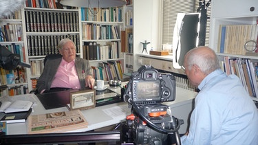 Interview mit Helmut Schmidt (links) geführt von Stefan Aust, dem Autor des Films. | Bild:  BR/Frank Gensthaler