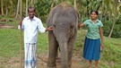 Chandani und ihr Vater Sunamabanda mit dem Elefantenkalb Kandula. | Bild: © WDR/WDR/Fruitmarket Kultur und Medien GmbH, honorarfrei 