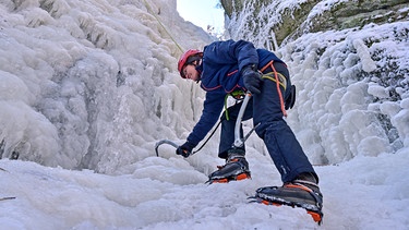 Eisklettern an Schneewand | Bild: Picture alliance/dpa