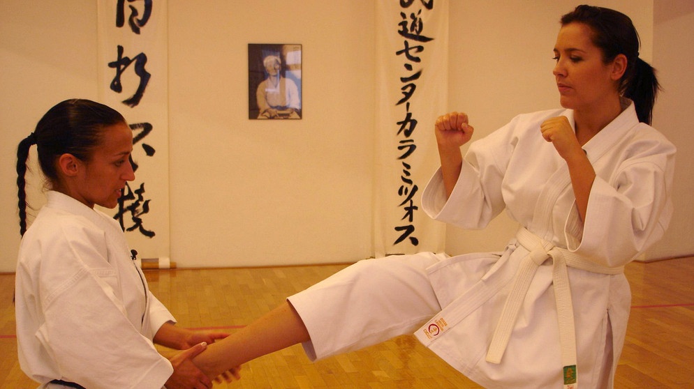 Karen Markwardt nimmt Karatetraining bei Schahrzad Mansouri, der neunfachen Deutschen Meisterin und sechsfachen Weltmeisterin im Shotokan-Karate. | Bild: Bild: BR/Julia Widmann