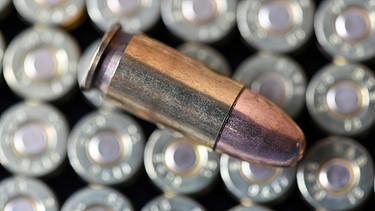 Symbolbild: 9 mm-Munition auf einem Tisch | Bild: picture-alliance/dpa