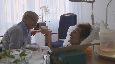 Palliativpflegerin Sonja Hoppe im Gespräch mit einer Patientin. | Bild: BR/megaherz GmbH/Hans-Peter Fischer