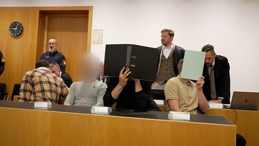Angeklagte im Augsburger Böllerwurf-Prozess | Bild: BR